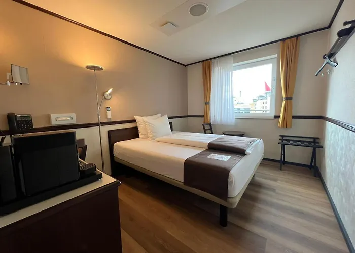 Toyoko Hauptbahnhof Hotel 3*