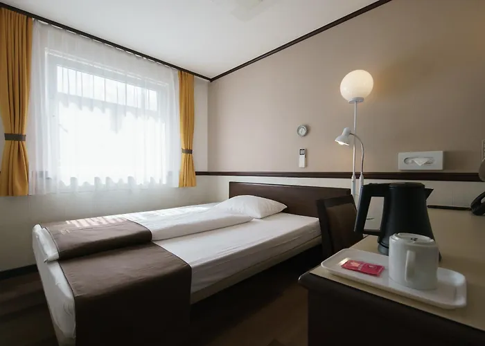 Toyoko Hauptbahnhof Hotel 3*